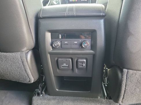 Used 2023 Chevrolet Traverse LT w/ LT Premium Package AWD/4WD image 21