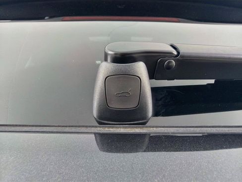 Used 2024 Porsche Macan AWD/4WD image 27