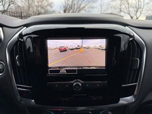 Used 2022 Chevrolet Traverse LT image 19