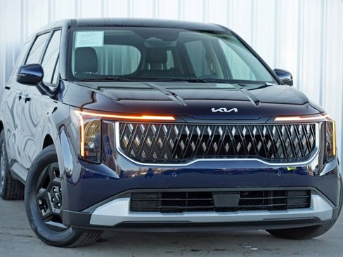 Used 2025 Kia Carnival image 4