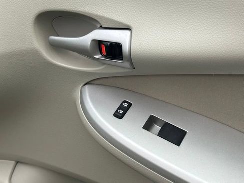 Used 2013 Toyota Corolla LE FWD image 17