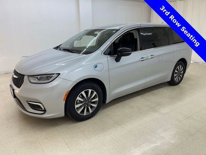 Used 2024 Chrysler Pacifica Select