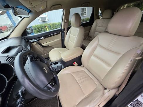 Used 2012 Kia Sorento LX w/ Third Row Pkg image 14