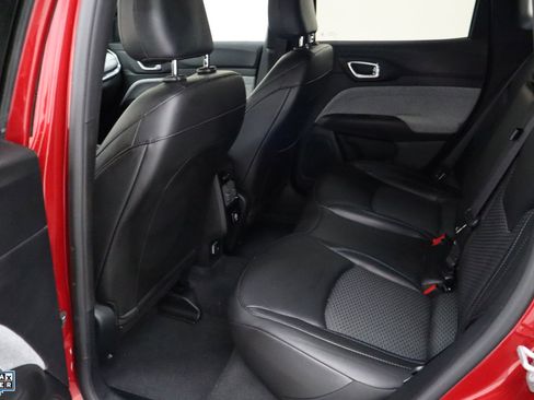 Used 2025 Jeep Compass Latitude image 25