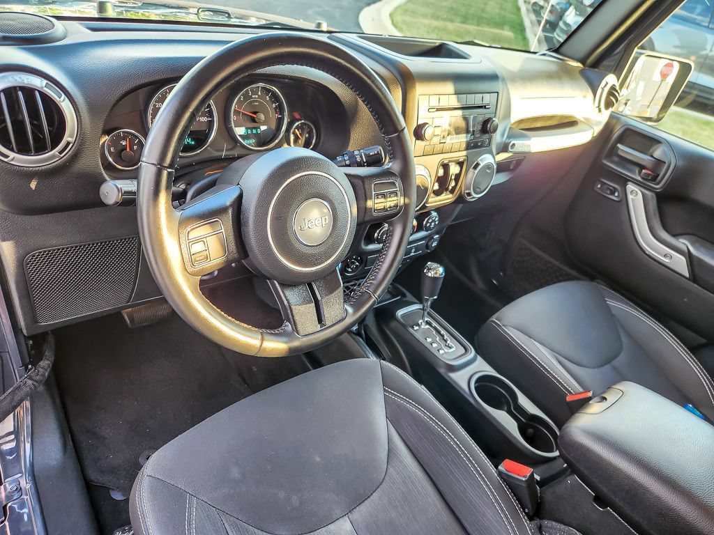 Used 2018 Jeep Wrangler Unlimited Sahara AWD/4WD image 8