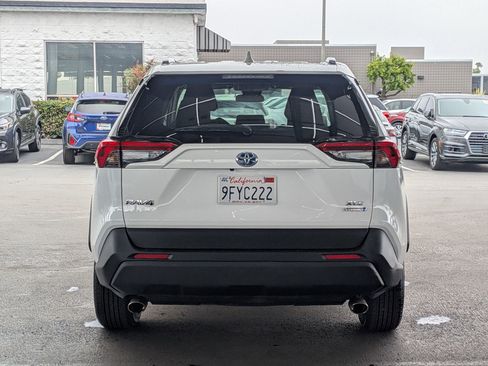 Used 2021 Toyota RAV4 XLE AWD/4WD image 3