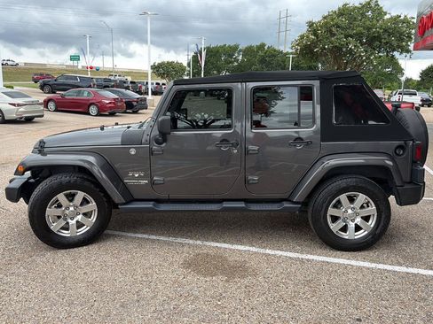 Used 2018 Jeep Wrangler Unlimited Sahara w/ Connectivity Group AWD/4WD image 6