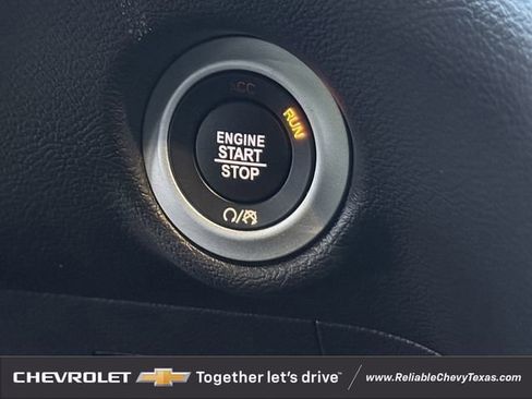 Used 2025 Chrysler Pacifica Select image 23