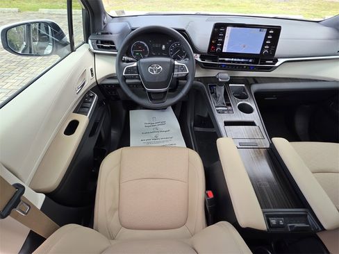 Certified 2024 Toyota Sienna Limited image 6
