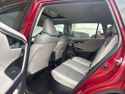 Used 2023 Toyota RAV4 XLE Premium image 10