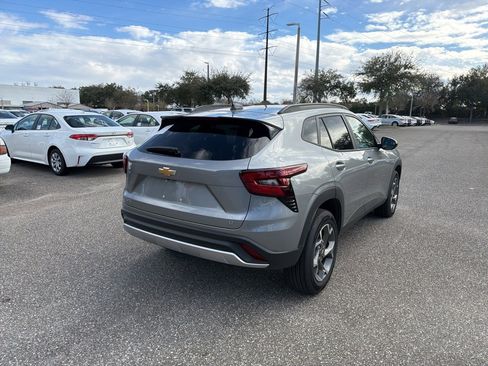 Used 2025 Chevrolet Trax LT w/ LT Convenience Package image 5