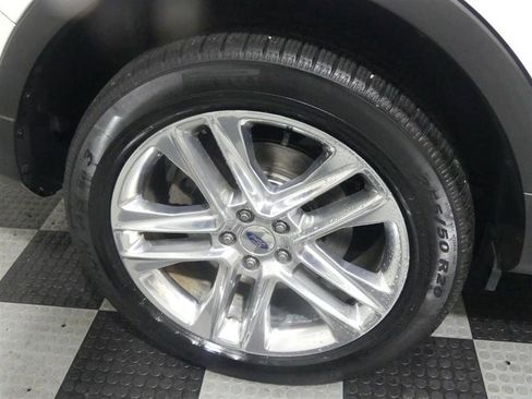 Used 2016 Ford Explorer XLT w/ Equipment Group 202A AWD/4WD image 17