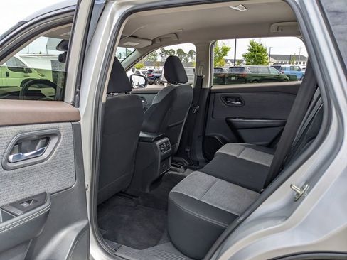 Used 2023 Nissan Rogue SV image 34