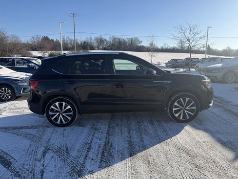 Used 2023 Volkswagen Taos SE w/ Panoramic Sunroof Package image 7