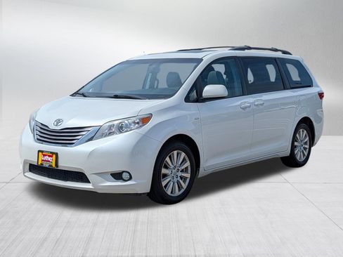 Used 2017 Toyota Sienna XLE AWD/4WD image 3