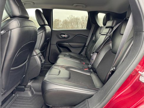 Used 2019 Jeep Cherokee Trailhawk image 16