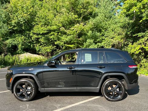 Used 2024 Jeep Grand Cherokee Limited w/ Black Appearance Package AWD/4WD image 2