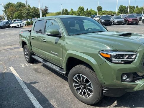 Used 2022 Toyota Tacoma TRD Sport w/ Technology Package AWD/4WD image 3