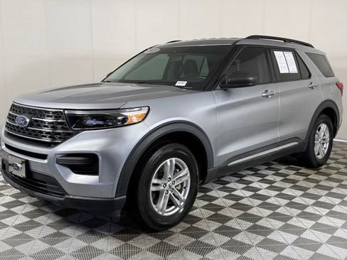 Used 2022 Ford Explorer XLT RWD image 2