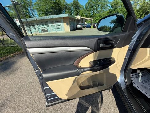 Used 2015 Toyota Highlander XLE FWD image 11