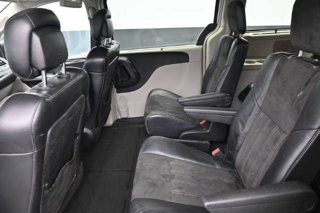 Used 2014 Chrysler Town & Country Touring-L FWD image 18