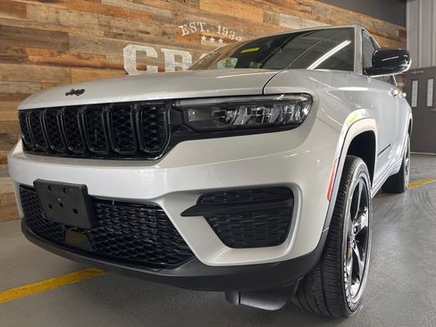 Used 2023 Jeep Grand Cherokee Altitude AWD/4WD image 11