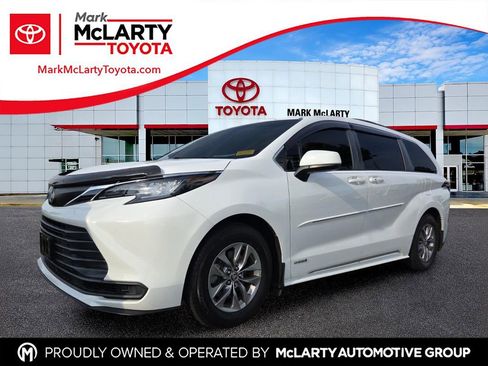 Used 2021 Toyota Sienna LE FWD image 1