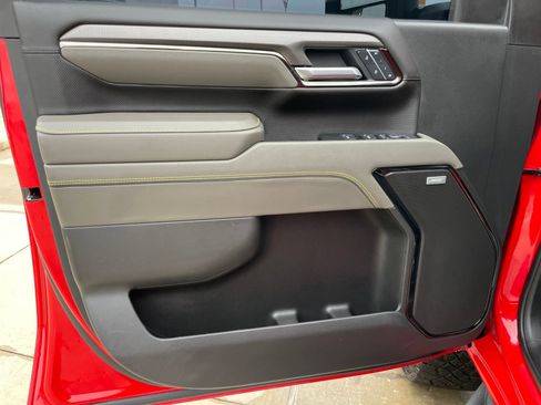 Used 2025 Chevrolet Silverado 2500 ZR2 w/ Technology Package image 10