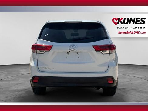 Used 2019 Toyota Highlander LE FWD image 9