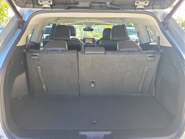 Used 2021 Toyota Highlander XLE AWD/4WD image 11