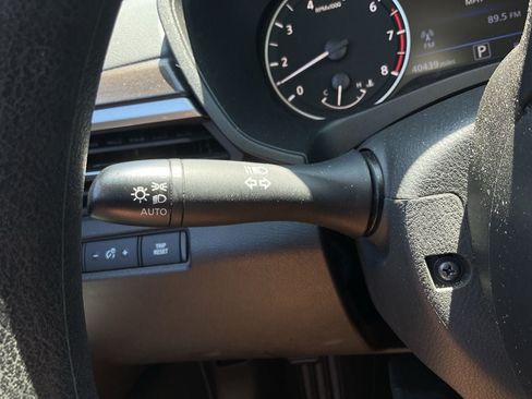 Used 2025 Nissan Altima 2.5 SV FWD image 32