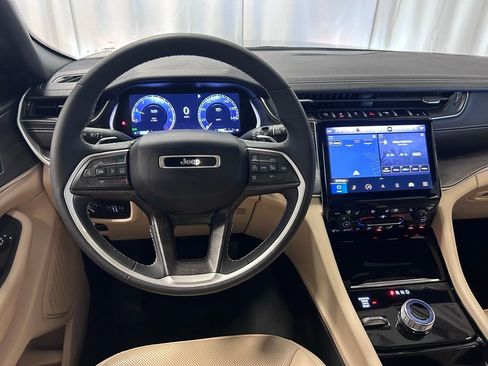 Used 2023 Jeep Grand Cherokee L Limited w/ Luxury Tech Group II AWD/4WD image 3
