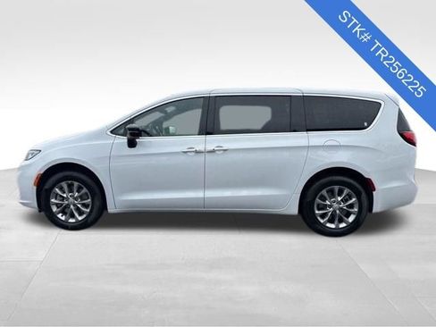 New 2026 Chrysler Pacifica Select image 4