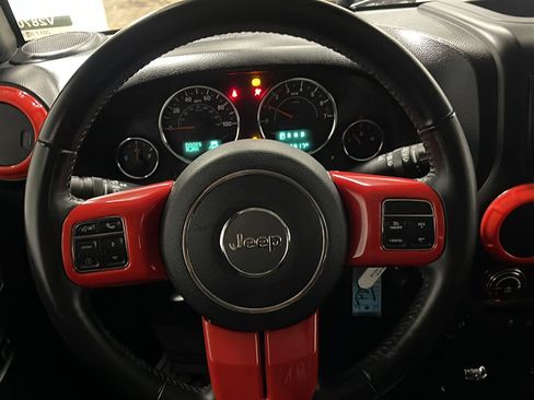 Used 2017 Jeep Wrangler Unlimited Sahara w/ Connectivity Group AWD/4WD image 4