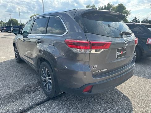 Used 2017 Toyota Highlander XLE AWD/4WD image 2