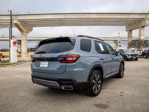 Used 2024 Honda Pilot Touring image 7