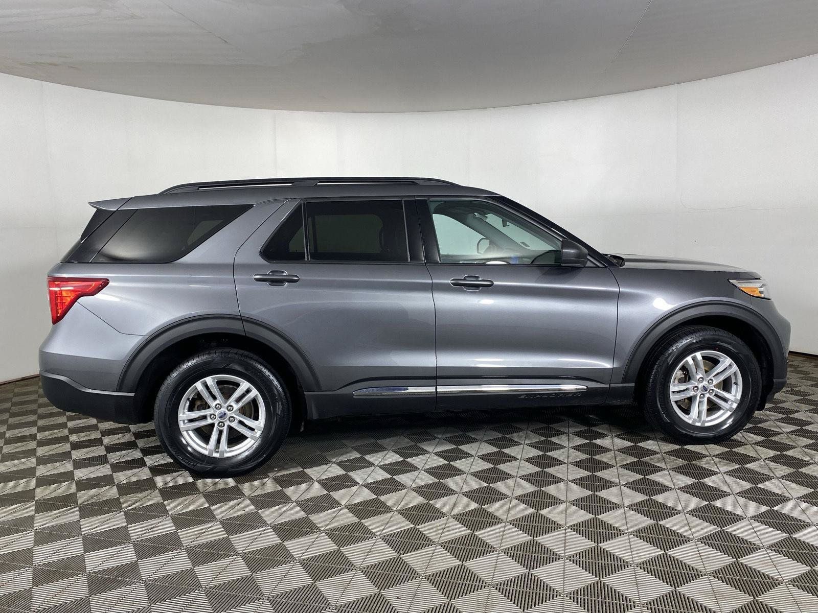 Used 2024 Ford Explorer XLT AWD/4WD image 8