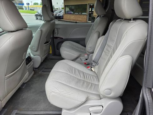 Used 2014 Toyota Sienna XLE w/ Entertainment Package FWD image 22