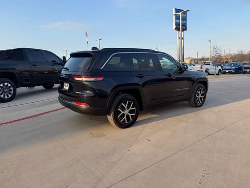 Used 2024 Jeep Grand Cherokee Limited image 3