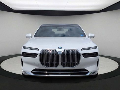 Used 2025 BMW i7 eDrive50 RWD image 3