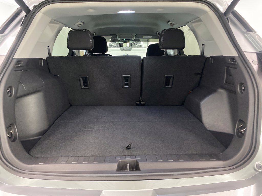 Used 2024 GMC Terrain SLE w/ Driver Convenience Package FWD image 8