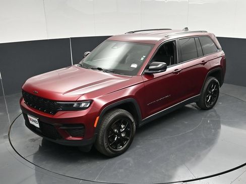 Used 2025 Jeep Grand Cherokee Altitude AWD/4WD image 46