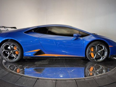Used 2021 Lamborghini Huracan EVO image 18