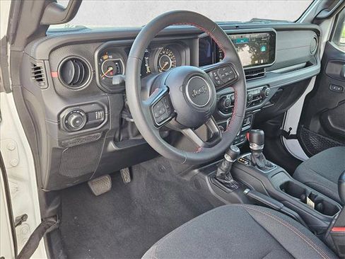 Used 2025 Jeep Wrangler Unlimited Rubicon AWD/4WD image 9