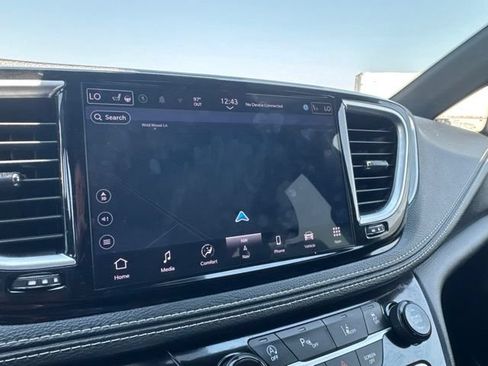Used 2025 Chrysler Pacifica Limited FWD image 3