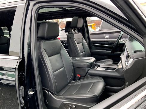 Used 2023 GMC Yukon XL Denali w/ Denali Reserve Package image 8