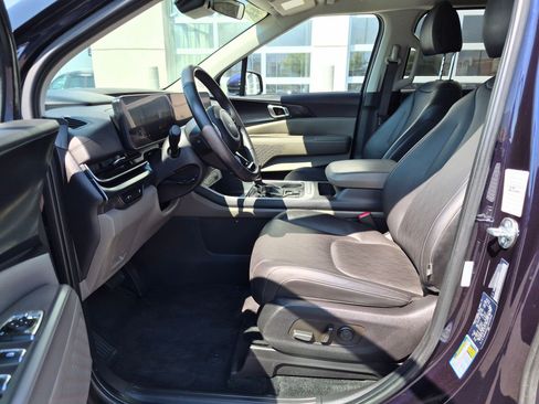 Used 2025 Kia Carnival FWD image 18