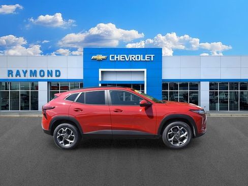 New 2026 Chevrolet Trax LT w/ LT Convenience Package FWD image 2