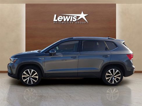 Used 2024 Volkswagen Taos SE image 2