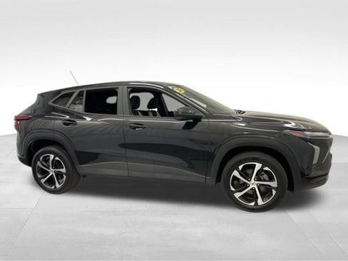 Used 2024 Chevrolet Trax RS FWD image 8